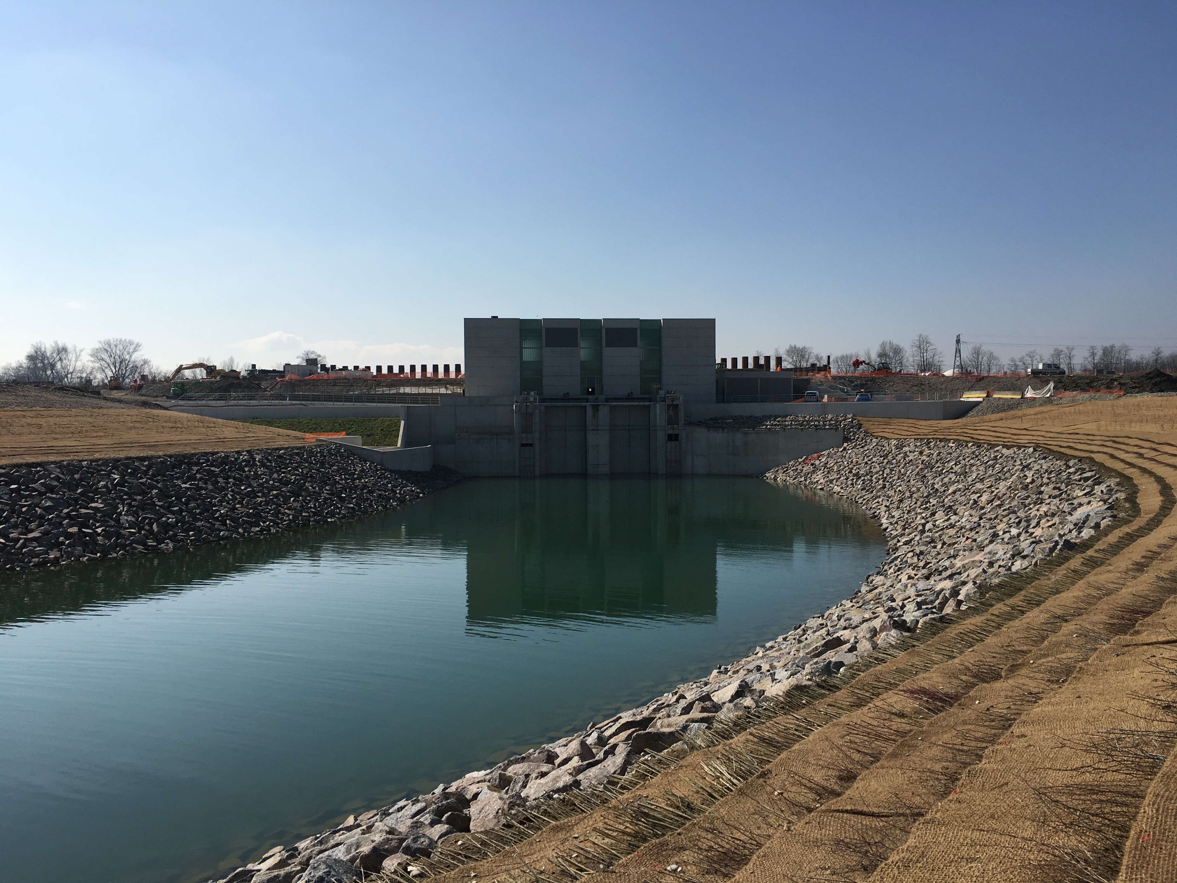 EDF - CIH, BARRAGE de KEMBS (68) Construction d'une nouvelle centrale de turbinage et restitution et des passes à poissons, Implantation sur l'île du Rhin entre le Grand Canal d'Alsace et le vieux Rhin