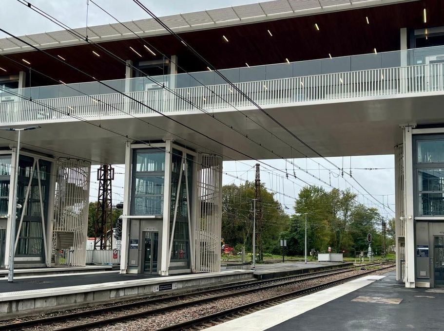 SNCF GARES & CONNEXIONS, GARE DE PAU (64), mise en accessibilité PMR des quais 1 à 3 par une passerelle en ouvrage équipée d’une double desserte : escalier et ascenseur, Travaux de Génie Civil BA - Crédit Photo BOUYGUES TPRF - Etudes phase réalisation - Maîtrise Ingénierie Management (MIM) Ingénieurs Conseils